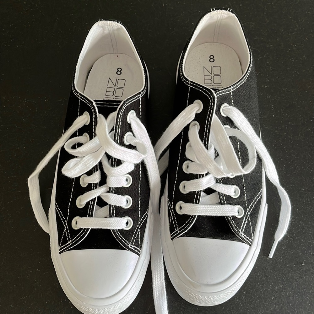 Black neck off converse size 8 women’s
